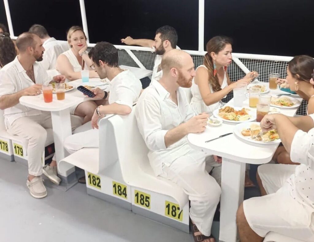Fiesta Blanca en bahia de Cartagena con Cena Buffet y Bar Abierto