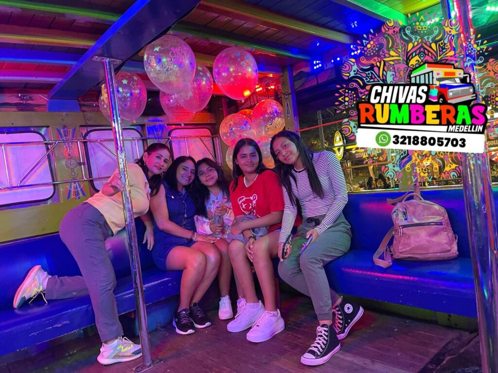 Tour Chiva Rumbera por Alumbrado de Medellin con Fiesta y Musica