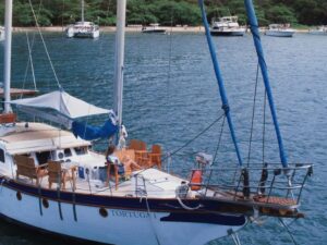 Navega al Parque Tayrona en Velero con Almuerzo, Snorkel y Paddle