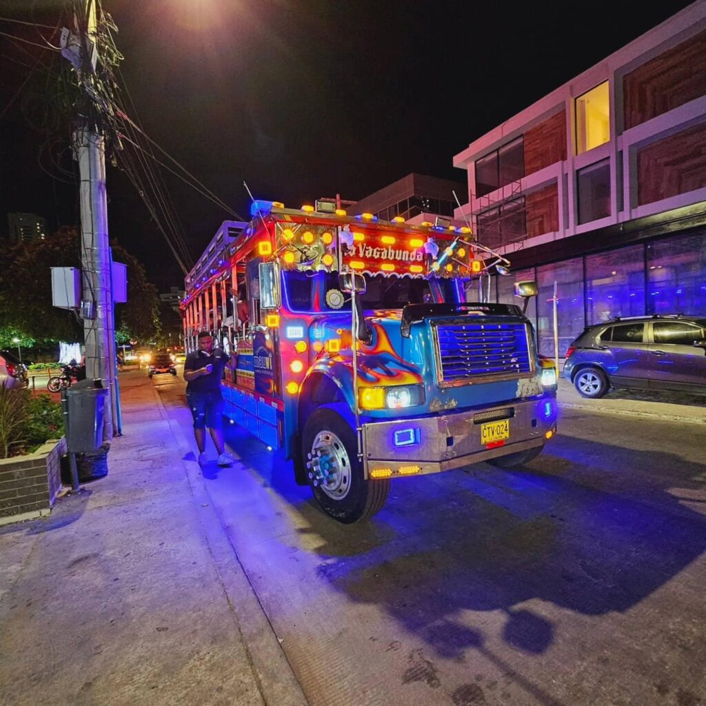 Tour en Chiva Rumbera Música Fiesta y Diversión en Santa Marta
