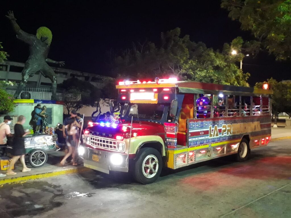 Tour en Chiva Rumbera con Música Fiesta y Diversión en Cartagena