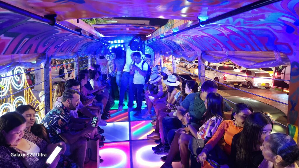 Tour en Chiva Rumbera Música Fiesta y Diversión en Santa Marta