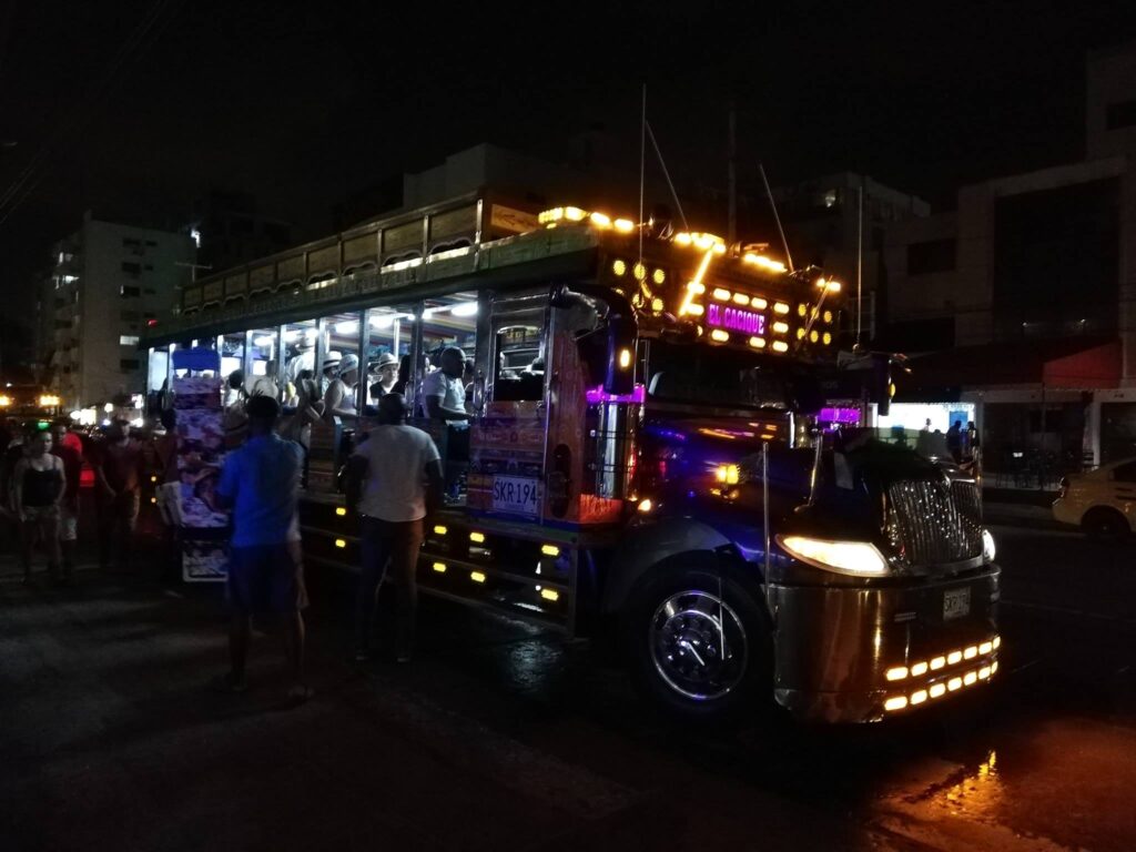 Tour en Chiva Rumbera Música Fiesta y Diversión en Santa Marta