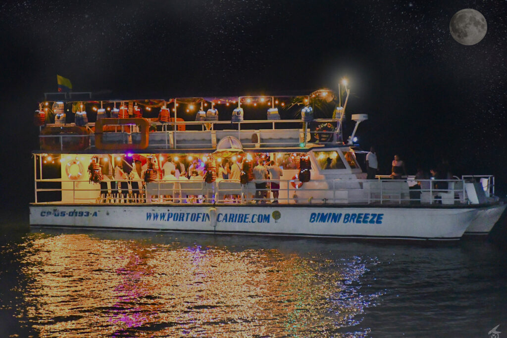 Tour de Rumba en Yate por la Bahia en San Andres con Barra Libre