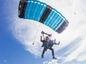 Experiencia de salto en paracaidas para principiantes en Medellin
