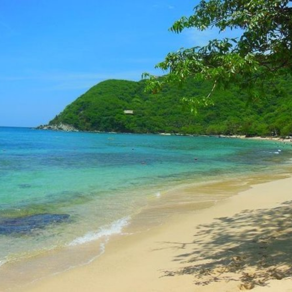 Tour a 3 Playas Mas Bonitas del Parque Tayrona en bote de Lujo