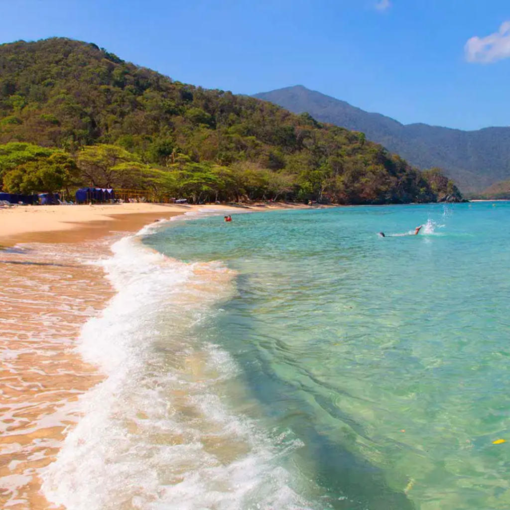 Tour a 3 Playas Mas Bonitas del Parque Tayrona en bote de Lujo